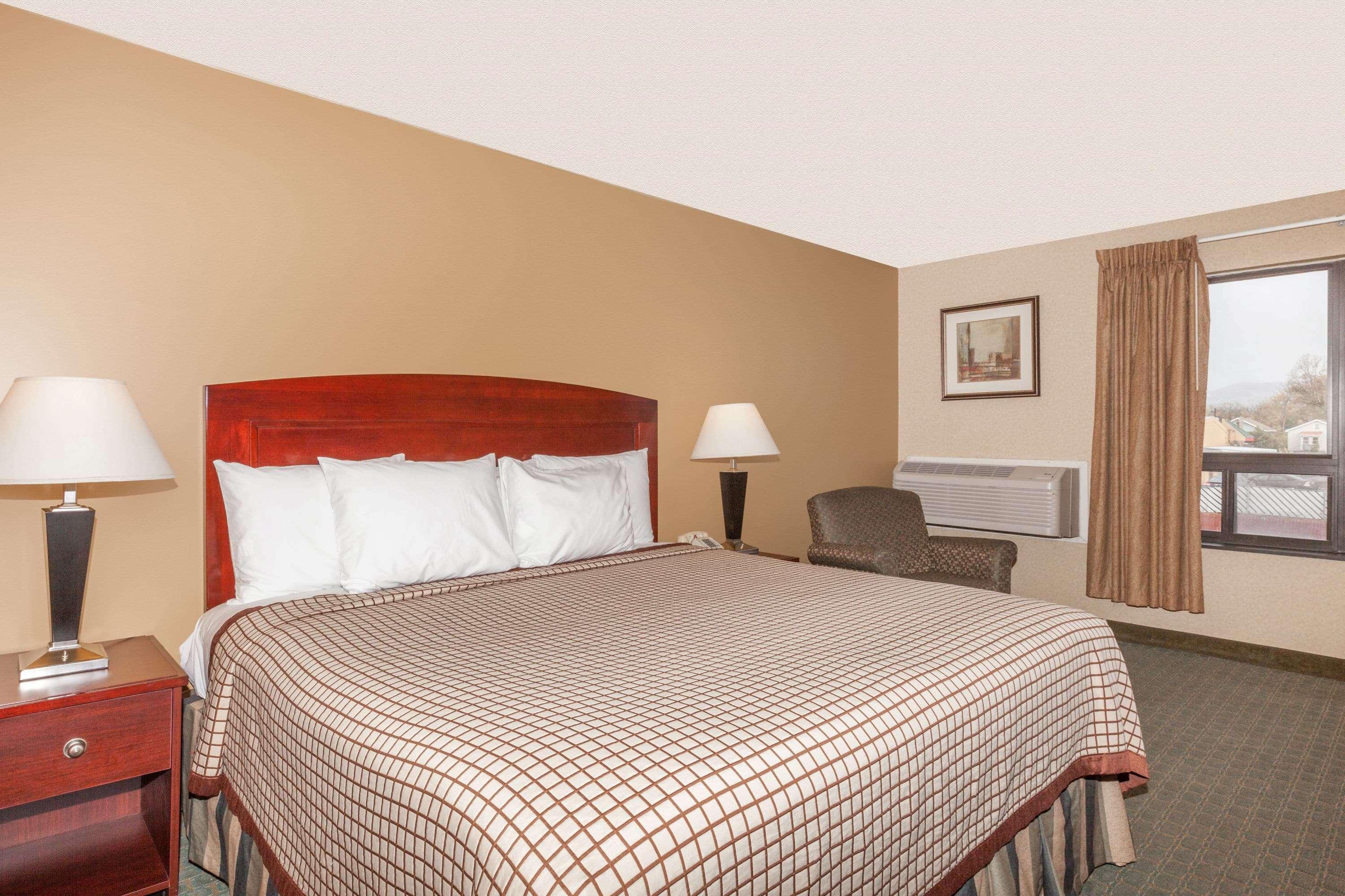 Days Inn By Wyndham Utica Exterior foto