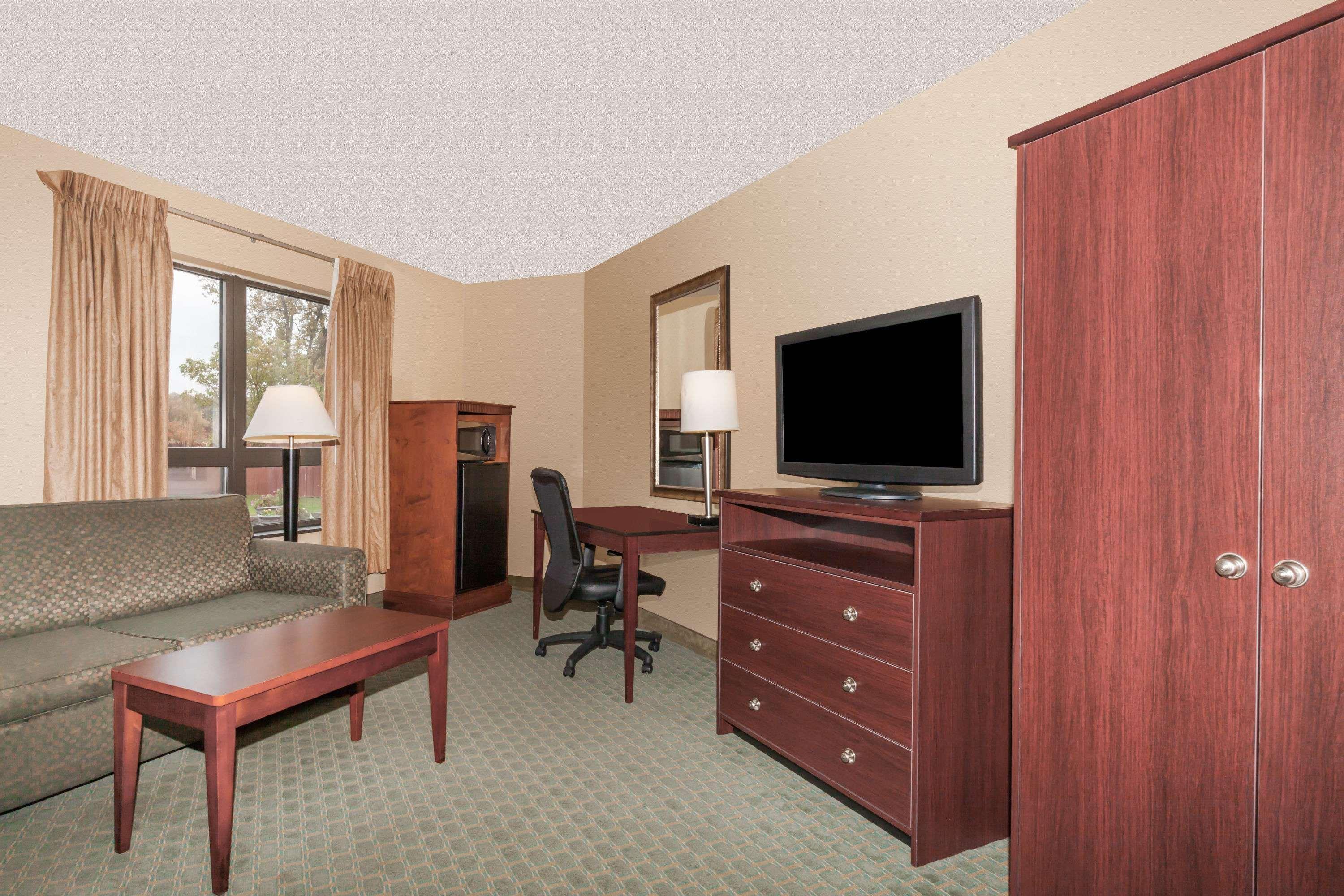 Days Inn By Wyndham Utica Exterior foto