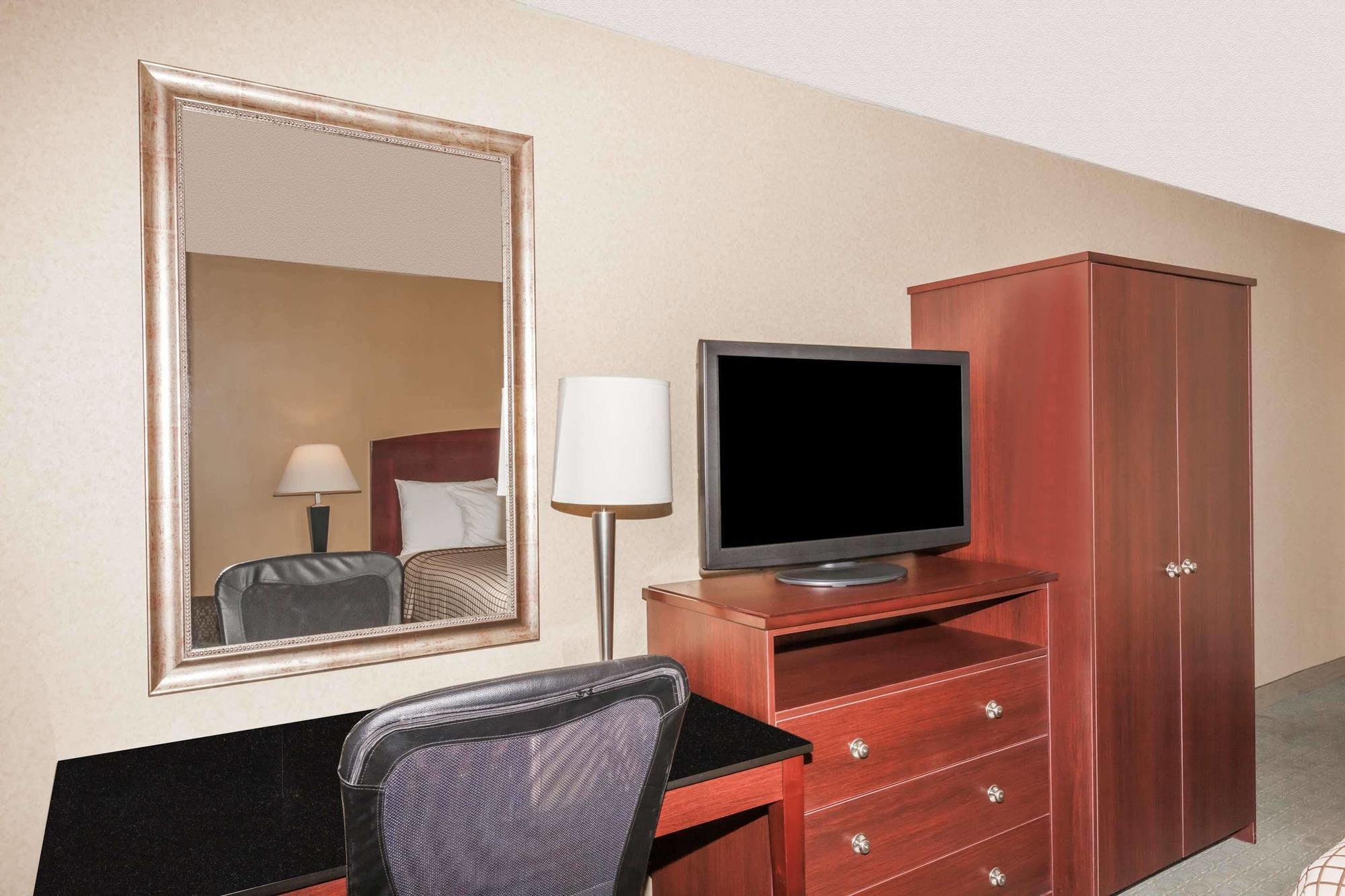 Days Inn By Wyndham Utica Exterior foto