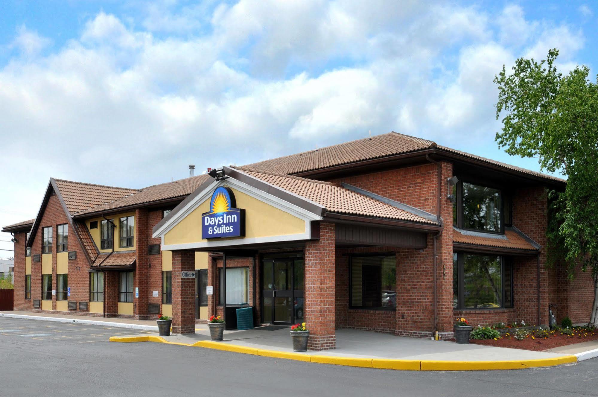 Days Inn By Wyndham Utica Exterior foto